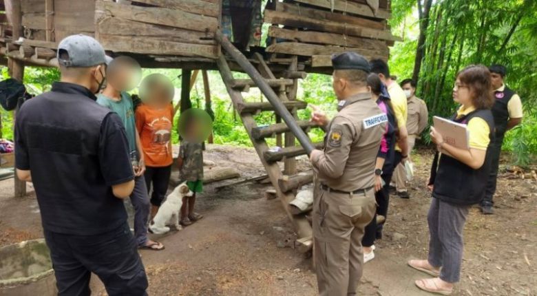 태국 당국에 구조된 8살 소년(모자이크 맨 오른쪽)/사진=태국 매체 카오솟 홈페이지 캡처, 연합뉴스