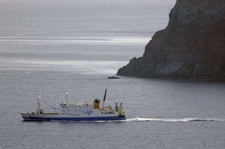 일본 남부 도카라 열도 지역에서 대피를 원하는 주민과 방문객을 태운 페리가 4일 도카라 열도의 아쿠세키 섬 도시마 마을을 떠나고 있다. AP 뉴시스