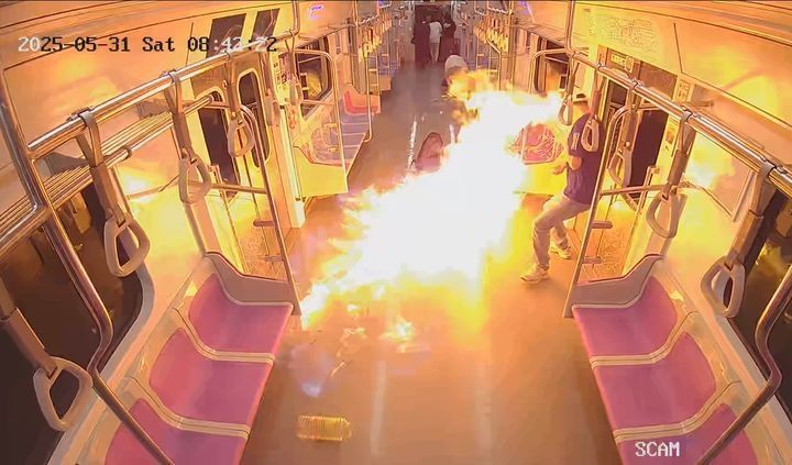 지난 달 31일 오전 8시 42분쯤 60대 남성 원 모 씨가 지하철 5호선 여의나루역과 마포역 간 터널 구간을 달리는 열차에 불을 지르고 있다.