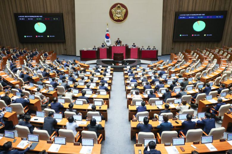 지난 4일 오후 서울 여의도 국회에서 열린 제426회국회(임시회) 제5차 본회의에서 2025년도 제2회 추가경정예산안이 재적 298인, 재석 182인, 찬성 168인, 반대 3인, 기권 11인으로 통과되고 있다. 뉴스1