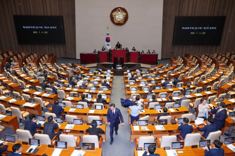 우원식 국회의장이 지난 4일 서울 여의도 국회에서 제426회 국회(임시회) 제5차 본회의 개의를 선언하고 있다. 뉴스1