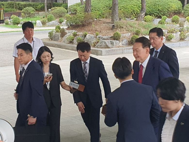윤석열 전 대통령이 5일 오전 서초구 서울고검에 마련된 내란특검의 2차 조사를 받기 위해 출석하고 있다. /사진=최승한 기자