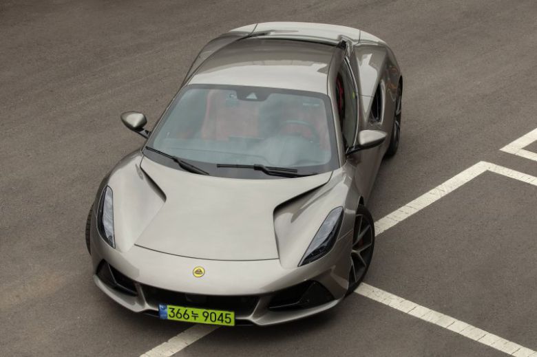 지난달 27일 경기 고양의 로터스자동차코리아 서비스센터에서 촬영한 미드십 스포츠카 에미라(Emira) 2.0 터보 외관. 로터스차코리아 제공