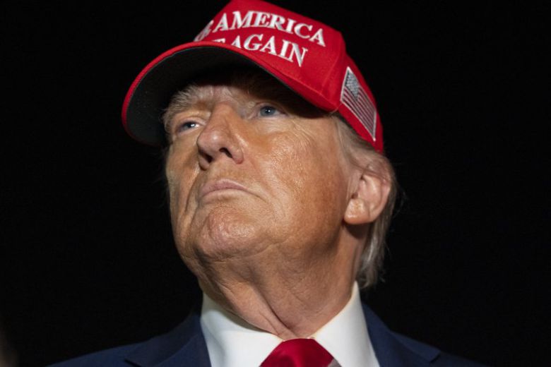 도널드 트럼프 미국 대통령이 4일(현지 시간) 미국 메릴랜드 앤드루스 공군기지에 도착해 취재진 질문에 답하고 있다. 뉴시스