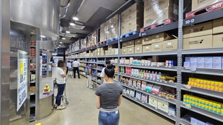경기 성남시 수정구 고등공공주택지구에 있는 국내 첫 '창고형 약국' 메가팩토리약국 성남점 내부. 대형마트처럼 창고형 매장 형태로 일반의약품과 건강기능식품, 반려동물 의약품과 사료 등 51개 분류로 나뉜 2500개 이상의 품목을 판매하고 있다. 2025.6.17 /사진=연합뉴스