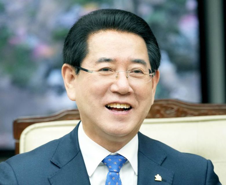 김영록 전남도지사<사진>는 '탄소중립에 따른 한우산업 전환 및 지원에 관한 법'이 지난 3일 국회에서 통과된 것을 환영하며 "현장에서 실효성 있게 작동되도록 최선을 다하겠다"라고 5일 밝혔다. 전남도 제공