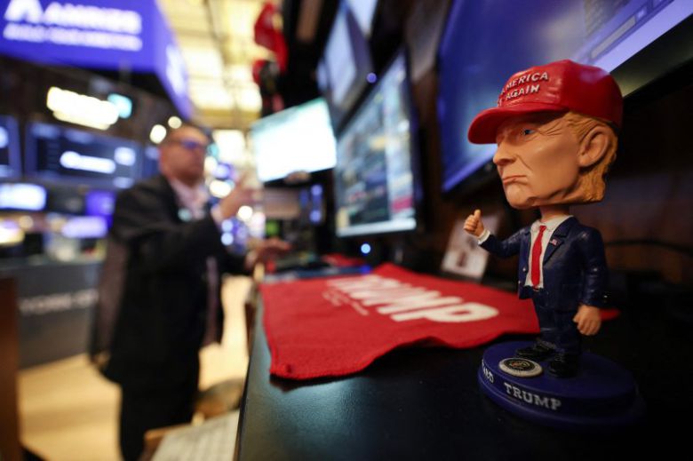 지난달 23일(현지시간) 미국 뉴욕의 뉴욕증권거래소(NYSE)에 미국 도널드 트럼프 대통령의 인형이 놓여 있다.AFP연합뉴스