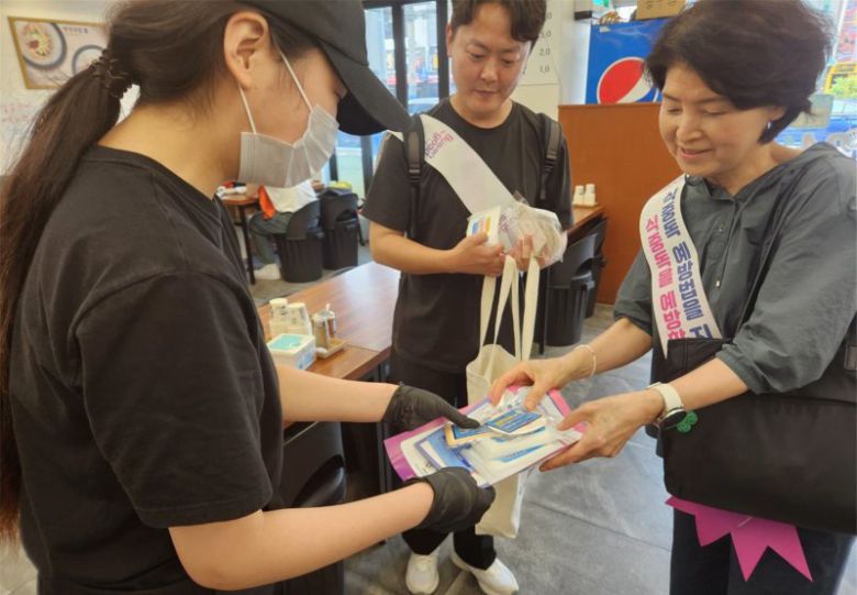 부산시와 관계기관, 민간단체가 지난 4일 광안리 일대에서 합동으로 '식중독 예방 캠페인'을 전개한 가운데 캠페인 참여자들이 일대 식당을 찾아 식중독 예방 홍보물을 전달하고 있다. 부산시 제공