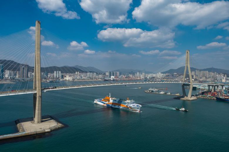 부산항대교를 지나 일본으로 외해로 향하는 국내에서 최초로 건조한 크루즈선박 '팬스타미라클호'. 팬스타그룹 제공
