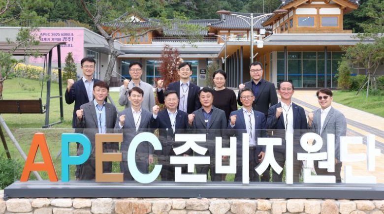 강경성 KOTRA 사장(앞줄 왼쪽 셋째)이 지난 4일 경주를 방문해 APEC 2025 연계 경제행사 준비 현장을 점검한 뒤 이지형 KOTRA 부사장 겸 경제통상협력본부장(앞줄 왼쪽 둘째), 김상철 APEC 준비지원단장(앞줄 왼쪽 넷째) 등과 기념촬영을 하고 있다. 사진=코트라 제공