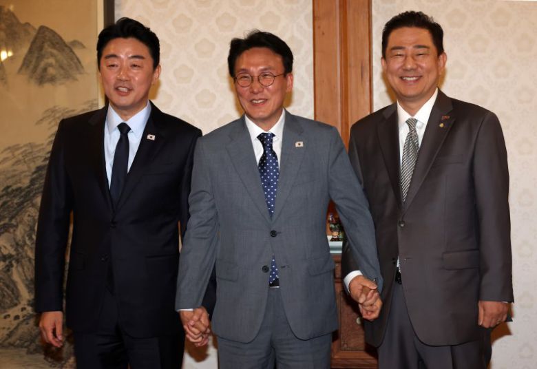 김민석 국무총리(가운데)와 김병기 더불어민주당 당대표 직무대행 겸 원내대표(오른쪽), 강훈식 대통령 비서실장(왼쪽)이 6일 오후 서울 종로구 삼청동 국무총리 공관에서 열린 이재명 정부 첫 고위당정협의회에서 기념촬영을 하고 있다. 사진=뉴스1