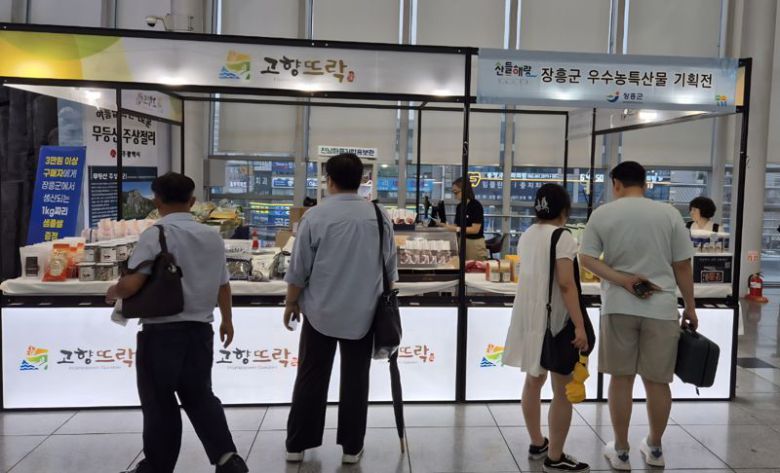 전남도가 청년 농부와 중소농가의 안정적 판로 확대를 위해 코레일유통과 협업해 광주송정역 '고향뜨락'에서 연말까지 전남 농특산물 직거래장터를 운영해 호응을 얻고 있다. 전남도 제공
