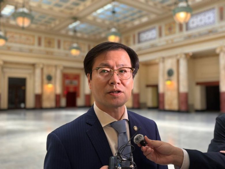 여한구 산업통상자원부 통상교섭본부장이 5일(현지시간) 미국 워싱턴 DC 유니언 스테이션에 도착해 특파원들 질문에 답하고 있다. 뉴시스