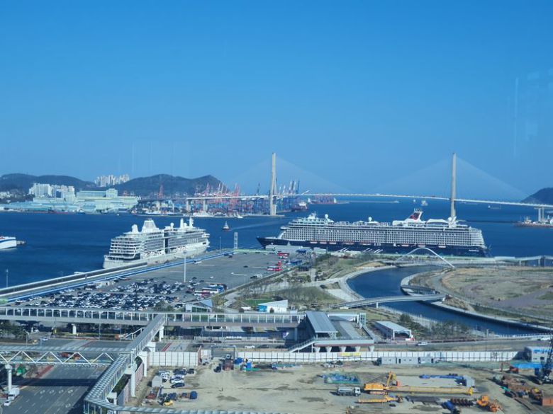 부산을 찾는 크루즈 관광객 수가 빠르게 회복되고 있는 가운데 북항 부산항국제여객터미널 선석에 2척의 초대형 국제크루즈선박이 동시에 입항해 있다. 기자 촬영