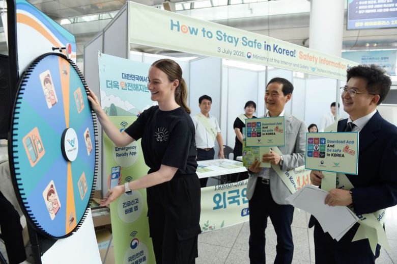 김범호 인천국제공항공사 부사장(앞줄 오른쪽 두번째)이 김용균 행정안전부 안전예방정책실장(앞줄 오른쪽 첫번째)와 지난 3일 인천공항 제1여객터미널 교통센터에서 진행된 '외국인 대상 디지털 안전 서비스 홍보 캠페인'에 참가해 외국인 여객에게 디지털 안전 서비스 이용 방법을 소개하고 있다. 인천국제공항공사 제공