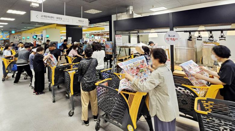 평일인 지난 4일 오전 이마트 용산점 오픈을 기다리는 고객들이 길게 줄을 서고 있다. 이마트 제공