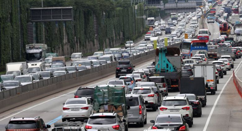 경부고속도로 서울 잠원IC 구간 차량들이 늘어서 있다. 뉴시스