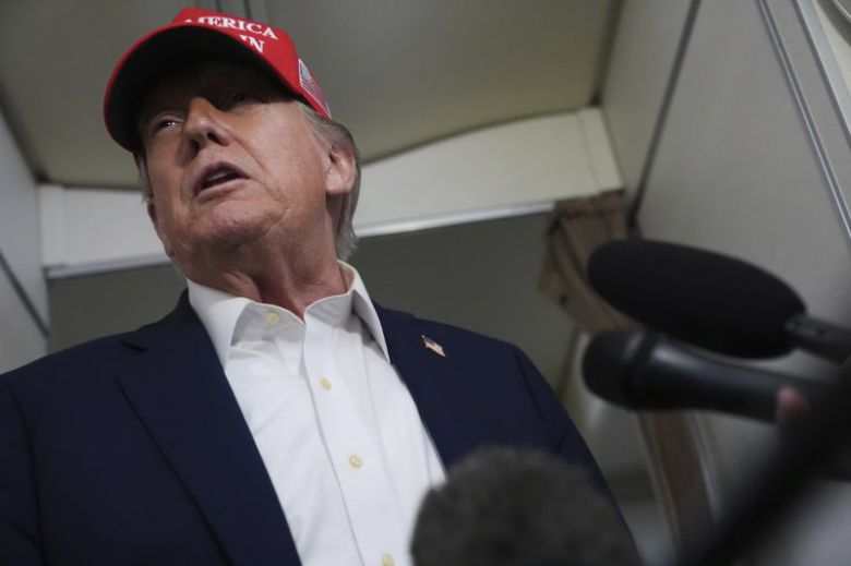 도널드 트럼프 미국 대통령이 4일(현지시간) 뉴저지주 모리스타운으로 가기 위해 탑승한 에어포스 원에서 기자들의 질문에 답하고 있다. AP 뉴시스