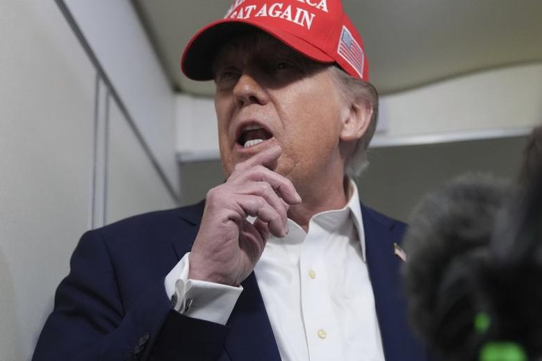 미국의 도널드 트럼프 대통령이 4일(현지시간) 미국 뉴저지주 모리스타운으로 향하는 전용기에서 기자들과 대화하고 있다.AP뉴시스