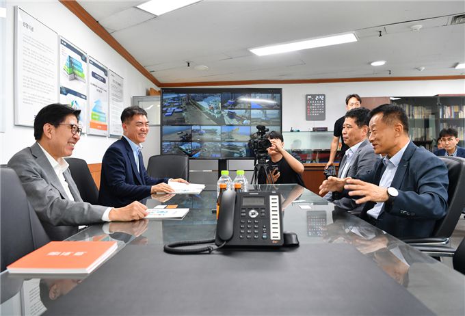 박형준 부산시장(왼쪽 첫번째)이 7일 오후 중구 중앙동 인터지스 본사를 찾아 인터지스 부산 본사 이전과 일부 인원 축소 관련 문제에 대해 협의하고 있다. 부산시 제공