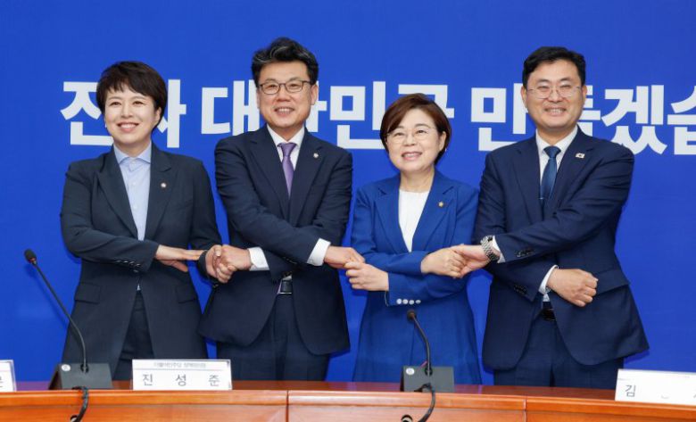 여야 정책위의장이 7일 서울 여의도 국회에서 상견례를 하고 있다. 왼쪽부터 국민의힘 김은혜 원내정책수석부대표 겸 정책위 수석부의장, 더불어민주당 진성준 정책위의장, 국민의힘 김정재 정책위의장, 더불어민주당 이정문 정책위 수석부의장. 뉴스1