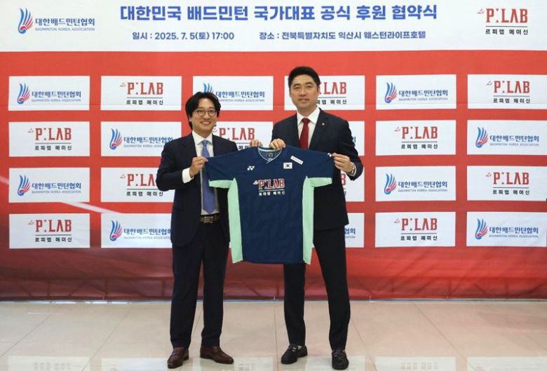 (왼쪽부터) 피랩 이상윤 대표와 대한배드민턴협회 김동문 회장이 공식 후원 협약식에서 기념촬영을 하고 있다. 르피랩 제공
