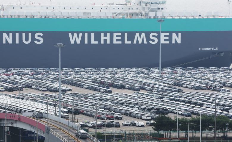 한국 정부가 도널드 트럼프 미국 행정부가 중국을 겨냥해 추진 중인 자동차 운반선에 대한 항만 입항료 부과 조치에서 한국은 제외해달라고 요청했다. 7일(현지시간) 미국무역대표부(USTR)에 따르면 한국 산업통상자원부와 해양수산부는 이런 공식 입장을 담은 의견서를 지난 4일 USTR에 제출했다. 이날 오후 경기 평택시 포승읍 평택항에 수출용 차량들이 세워져 있는 모습 연합뉴스