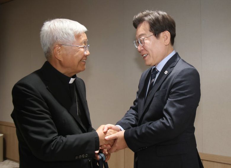 [서울=뉴시스] 고범준 기자 = 이재명 대통령이 7일 서울 용산 대통령실 청사에서 유흥식 추기경을 접견하고 있다. (대통령실통신사진기자단) 2025.07.07. bjko@newsis.com <저작권자ⓒ 공감언론 뉴시스통신사. 무단전재-재배포 금지.> /사진=뉴시스화상