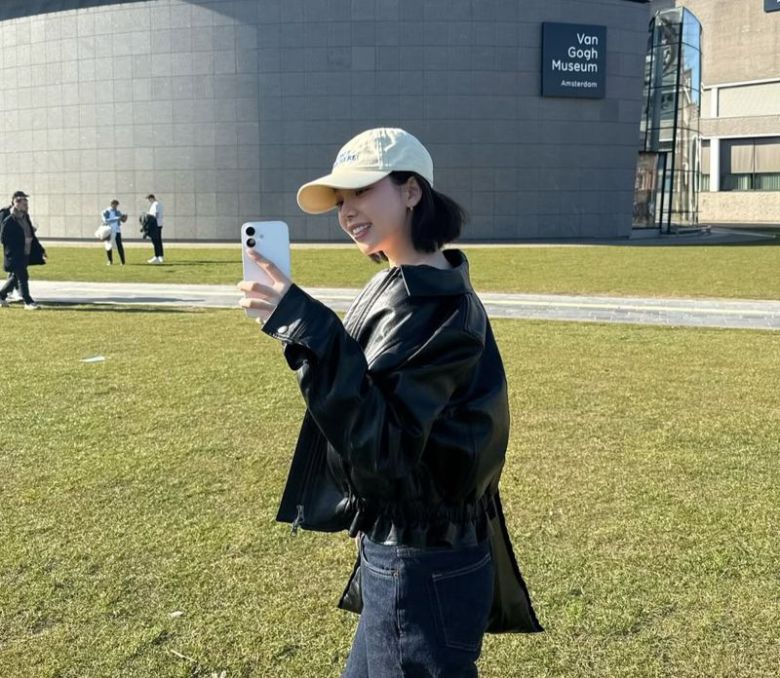 걸그룹 '에스파' 멤버 카리나가 화이트 색상의 아이폰으로 찍은 셀카 사진. 카리나 인스타그램 캡처