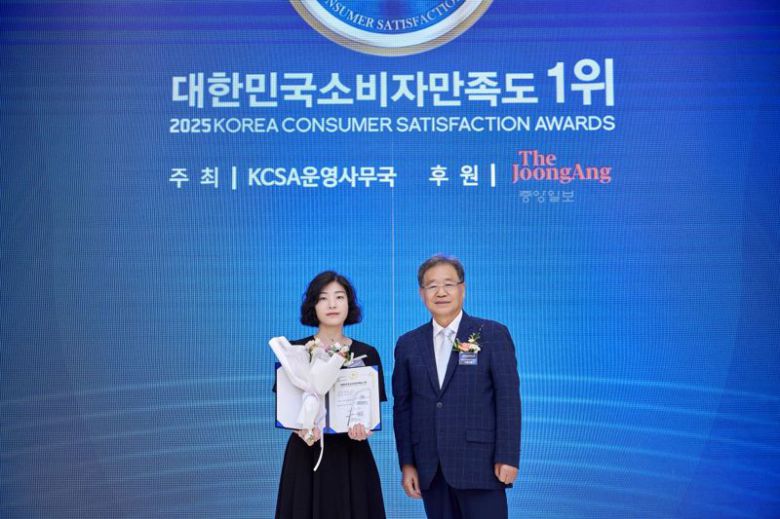 노아란 프리드라이프 이사(왼쪽)가 '2025 대한민국소비자만족도 1위' 상조 서비스 부문 대상을 수상하고 이선재 서울대학교 학교컨설팅 연구회 이사와 기념촬영을 하고 있다. 프리드라이프 제공