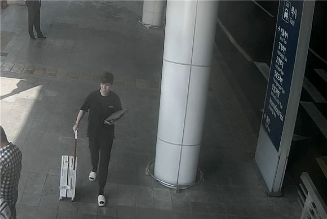 인천공항으로 입국한 마약조직 총책 모습. 국가정보원 제공