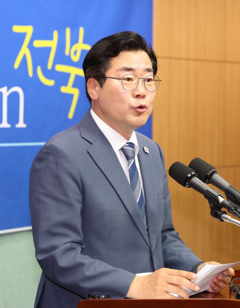 더불어민주당 당대표 선거에 출마한 박찬대 의원이 8일 전북특별자치도의회에서 기자회견을 가졌다. 뉴스1