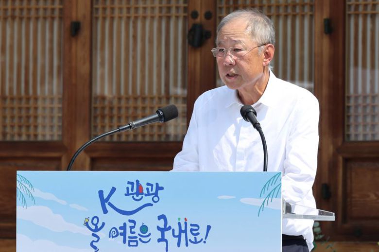 8일 국회 사랑재에서 열린 K-바캉스 캠페인 'K관광 올여름은 국내로 !'에서 류진 한국경제인협회 회장이 인사말을 하고 있다. 사진=서동일 기자