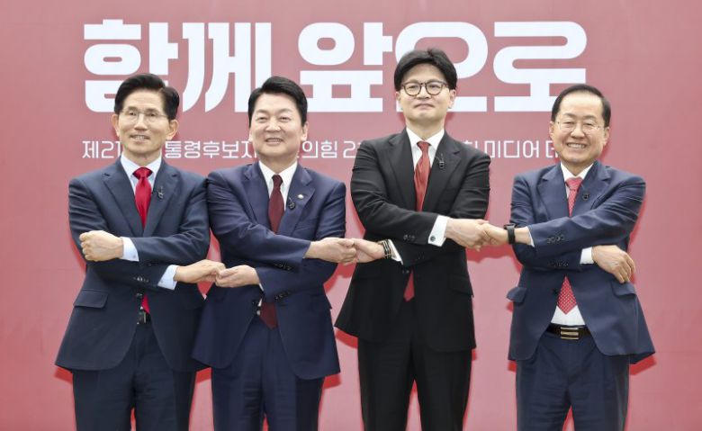 지난 4월 23일 당시 김문수(왼쪽부터), 안철수, 한동훈, 홍준표 제21대 대통령 선거 국민의힘 경선 후보가 서울 여의도 국민의힘 중앙당사에서 열린 2차 경선토론회 미디어데이에서 기념촬영을 하고 있다. 사진=뉴시스