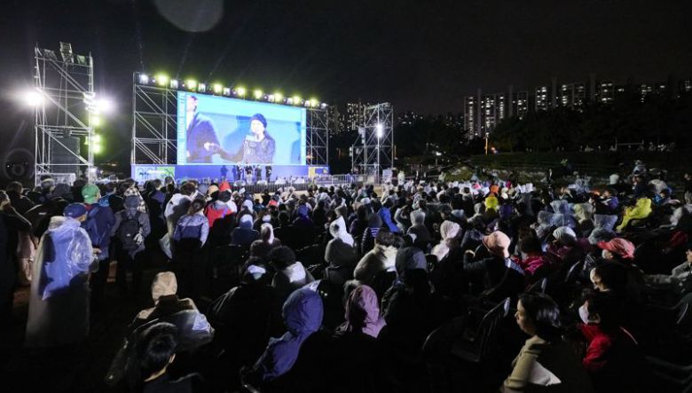 지난해 10월 부산 다대포 일대에서 개최된 ‘2024 다대포 선셋 영화축제’ 현장. 부산 사하구 제공