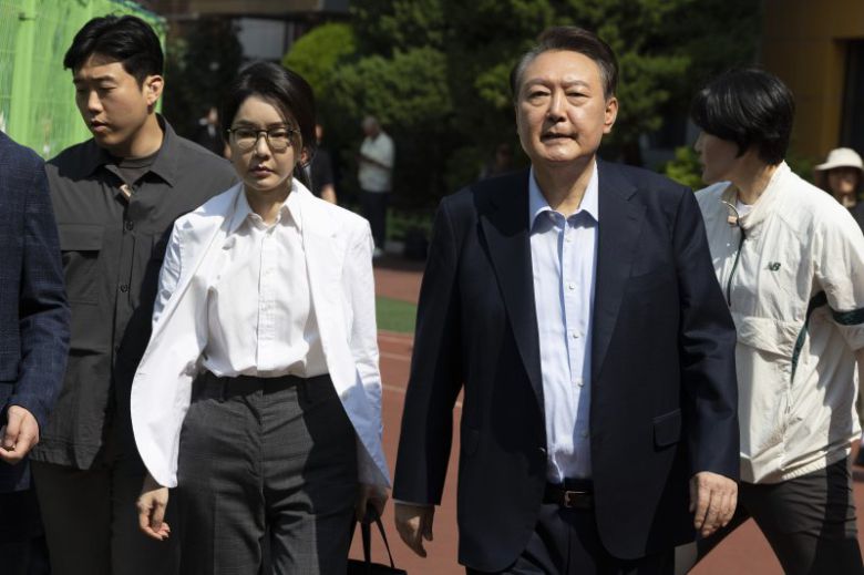 윤석열 전 대통령 부부가 제21대 대통령선거일인 지난 6월 3일 오전 서울 서초구 원명초등학교에 마련된 서초4동 제3투표소로 향하고 있다. /사진=뉴시스