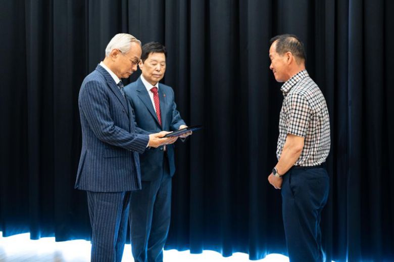 박한길 애터미 사장(왼쪽 첫번째), 김병준 사랑의열매 회장이 지난 영남 지역 산불과 관련해 유가족 등에게 위로금을 전달하고 있다. 애터미 제공