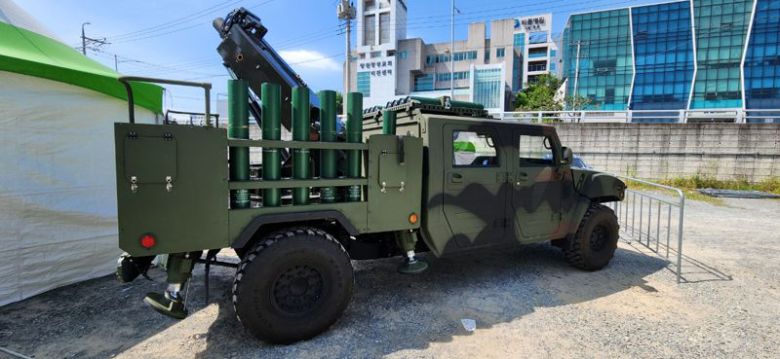 야외부스에 전시된 소형전술차량 탑재형 120㎜ 박격포 체계. SNT다이내믹스 제공