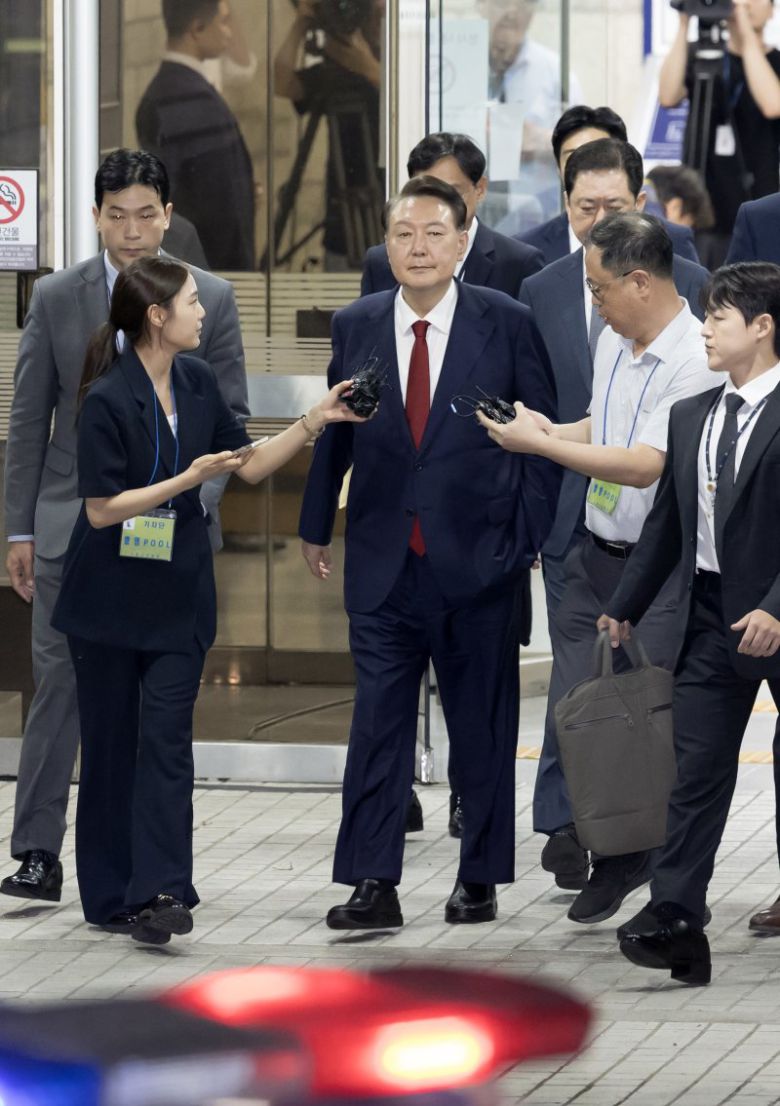 윤석열 전 대통령이 9일 서울 서초구 서울중앙지법에서 열린 직권남용 등 혐의 영장실질심사(구속 전 피의자 심문)를 마친 뒤 대기 장소인 서울구치소로 이동하기 위해 법원을 나서고 있다. /사진=뉴시스