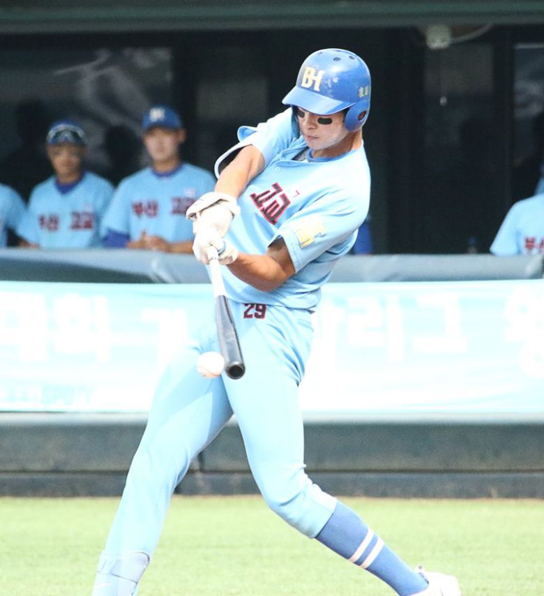 부산고 2학년 하현승이 지난 8일 펼쳐진 청룡기 8강 서울고전에서 선제 2루타를 때려내고 있다. 사진=전상일 기자