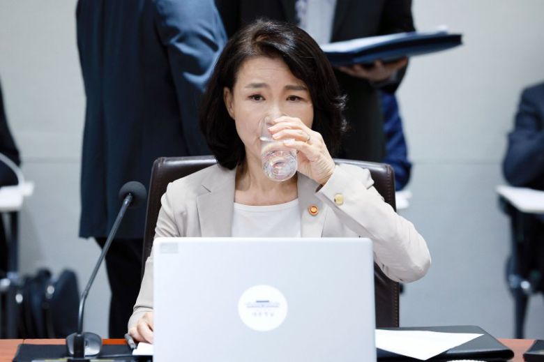 이진숙 방송통신위원장이 8일 서울 용산 대통령실 청사에서 열린 국무회의에 참석해 물을 마시고 있다. /사진=뉴시스