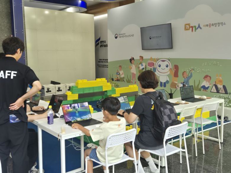 지난 8일 서울 강남구 한국과학기술회관에서 열린 '2025 강남 테헤란밸리 과학축제'에서 관람객들이 로봇을 직접 조종하는 체험을 하고 있다. 사진=연지안 기자                                     지난 8일 서울 강남구 한국과학기술회관에서 열린 '2025 강남 테헤란밸리 과학축제'에서 인공지능(AI) 로봇과 대화하고 있는 방문객들의 모습. 사진=연지안 기자