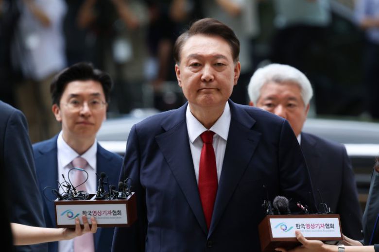 12·3 비상계엄과 관련해 특검의 수사를 받는 윤석열 전 대통령이 9일 서울 서초구 서울중앙지법에서 열린 영장실질심사에 취재진의 질문을 받으며 출석하고 있다. 연합뉴스