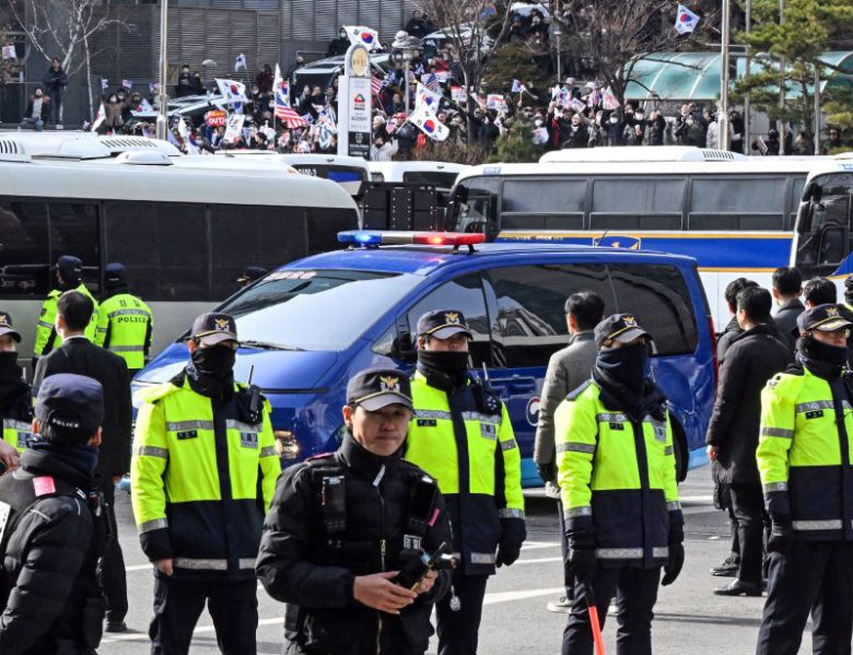 지난 1월 내란 우두머리 혐의로 체포돼 영장실질심사를 받는 윤석열 당시 대통령이 탑승한 호송차량이 서울 마포구 서울서부지방법원에 도착하고 있다. 윤 대통령은 서부지법 입구에 마련된 포토라인엔 서지 않고 지하주차장을 통해 법정으로 들어갔다./사진=뉴스1