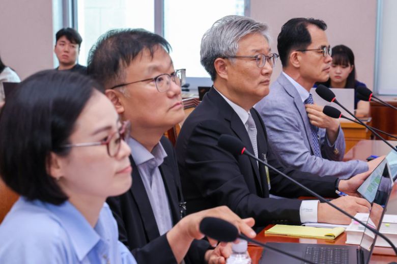 김예원 장애인권법센터 변호사, 김필성 법무법인 가로수 변호사, 김종민 법무법인 MK파트너스 변호사, 황문규 중부대 경찰행정학 교수(왼쪽부터)가 9일 서울 여의도 국회 법제사법위원회 회의실에서 열린 검찰개혁 법안 관련 공청회에 자리하고 있다. 뉴스1