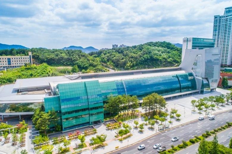 창원컨벤션센터(CECO)에서 8~11일까지 사흘간의 일정으로 제1회 방위산업의 날과 연계한 ‘2025 방위산업 부품·소재 장비대전’(K-CEF 2025)을 개최한다. 뉴시스