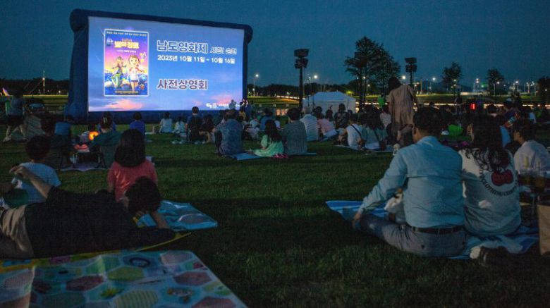 순천만 국가정원 오천그린광장에서 열린 '님도영화제 시즌1 순천' 사전상영회 모습. 전남도 제공