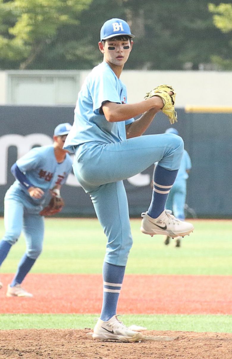 부산고 2학년 하현승이 지난 8일 목동야구장에서 펼쳐진 청룡기 8강 서울고전에서 투구하고 있다. 사진=전상일 기자
