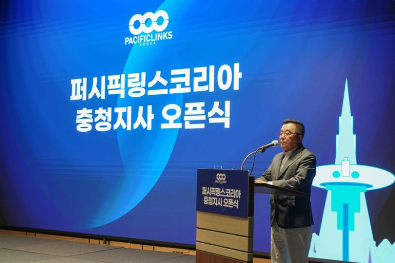 퍼시픽링스코리아 충청지사 설립 비전 설명회 모습. 왕월 회장이 충청지사 오픈식에 참여해서 설명하고 있다.퍼시픽링스코리아 제공