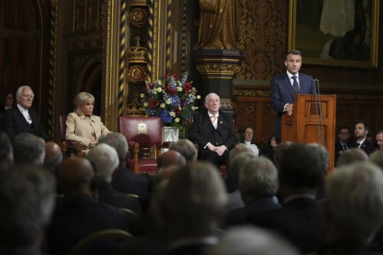 8일(현지시간) 영국을 방문한 에마뉘엘 마크롱 프랑스 대통령이 런던 웨스트민스터궁의 영국 의회에서 연설을 하고 있다.AP연합뉴스